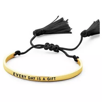 CO88 Collection 8CB-90142 - Stalen plaatarmband met tekst en kwast - every day is a gift - one-size - goudkleurig / paars