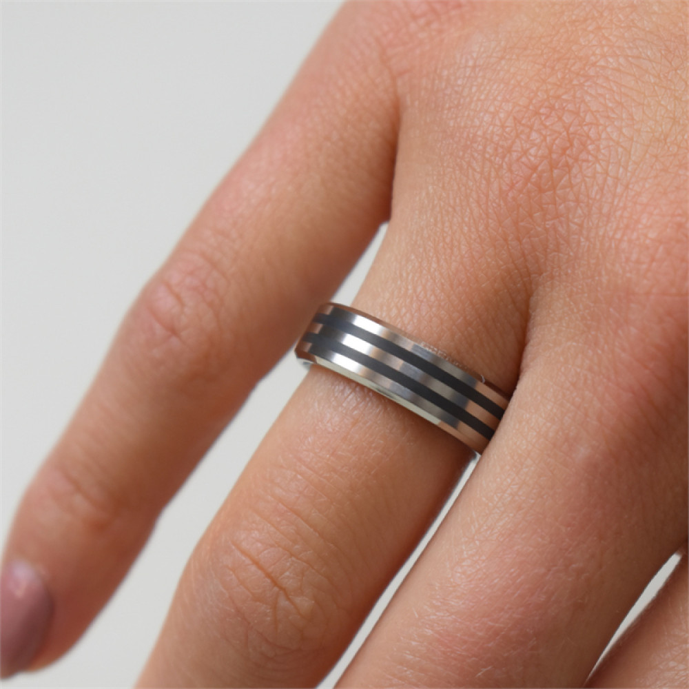 boccia-titanium-0101-17-zilverkleurige-ring-met-donkere-strepen-titanium-6-mm-breedte