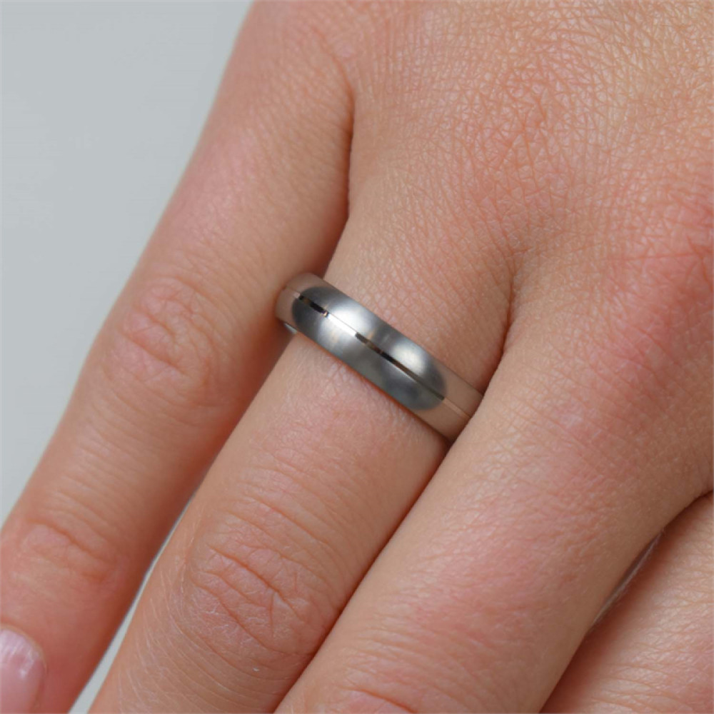boccia-titanium-0130-01-zilverkleurige-titanium-ring-met-subtiele-groef-5-mm-breedte
