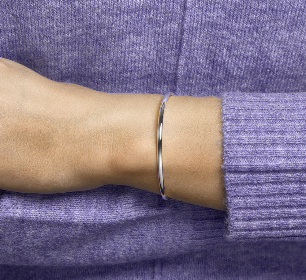 glanzende-zilveren-bangle-met-ronde-buis-3-mm-breed-diameter-60-mm