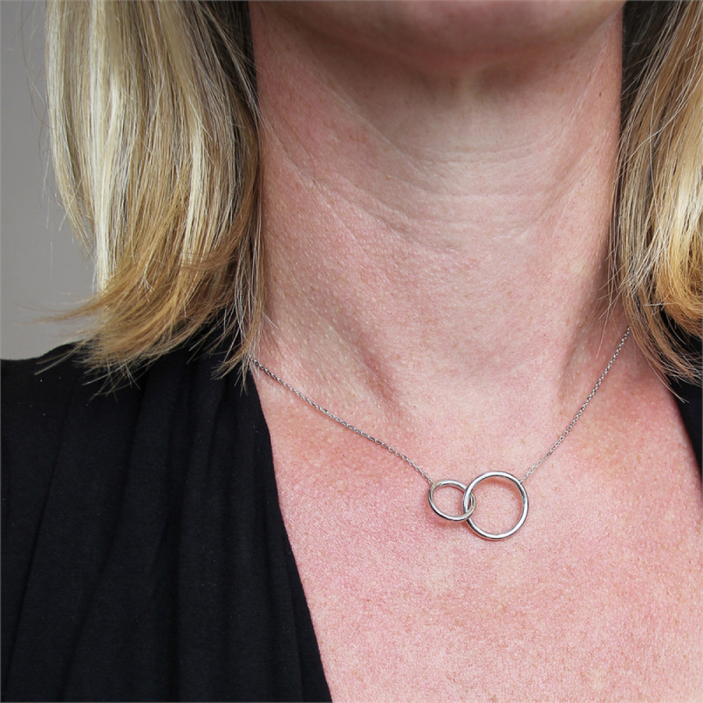glow-102-1173-47-ketting-met-hanger-zilver-in-elkaar-grijpende-cirkels-1-mm-breedte-lengte-45-cm