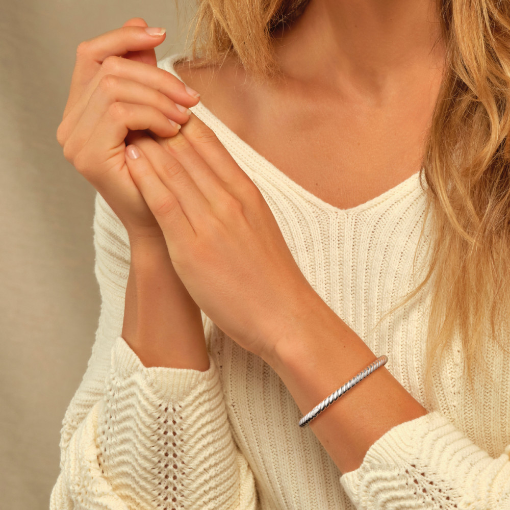 glow-104-0790-00-bangle-glanzend-gerhodineerd-zilver-gedraaide-structuur-5-mm-breedte-diameter-60-mm