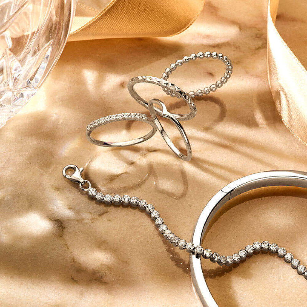 zilveren-slavenarmband-met-glanzende-afwerking-en-scharniersluiting