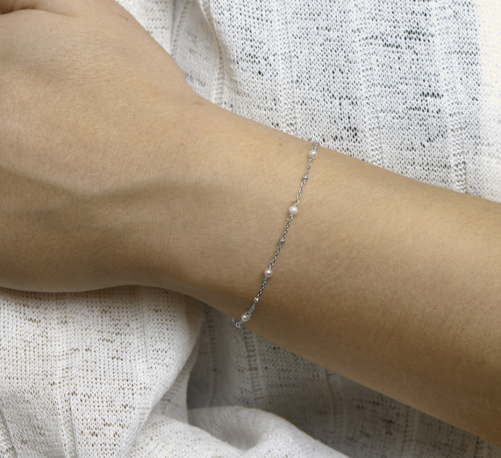 gerhodineerde-zilveren-schakelarmband-met-zoetwaterparels