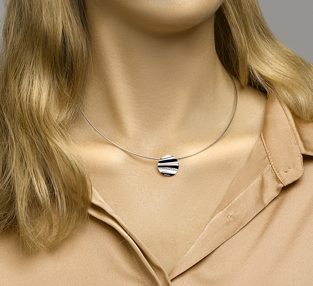 rond-zilveren-collier-met-zirkonia-hanger-gerhodineerd-lengte-verstelbaar-43-46-cm