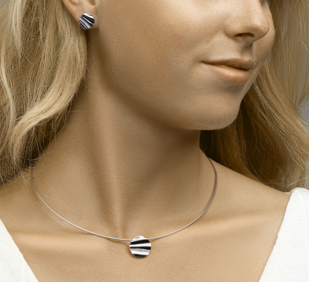 rond-zilveren-collier-met-zirkonia-hanger-gerhodineerd-lengte-verstelbaar-43-46-cm