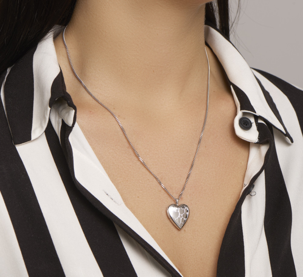 zilveren-hart-medaillon-met-gegraveerde-hartjes-21-mm-x-19-5-mm