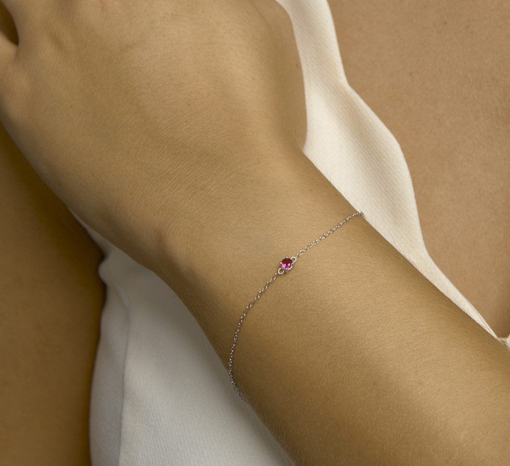 zilveren-schakelarmband-met-synthetische-robijn