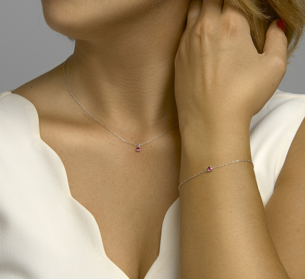 zilveren-schakelarmband-met-synthetische-robijn