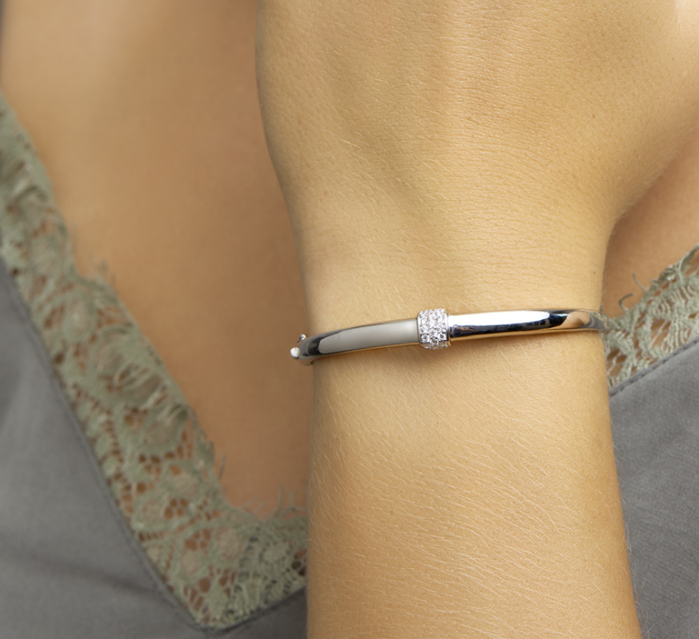 zilveren-slavenarmband-met-zirkonia-s-in-het-midden-7-5-mm-breed-diameter-60-mm