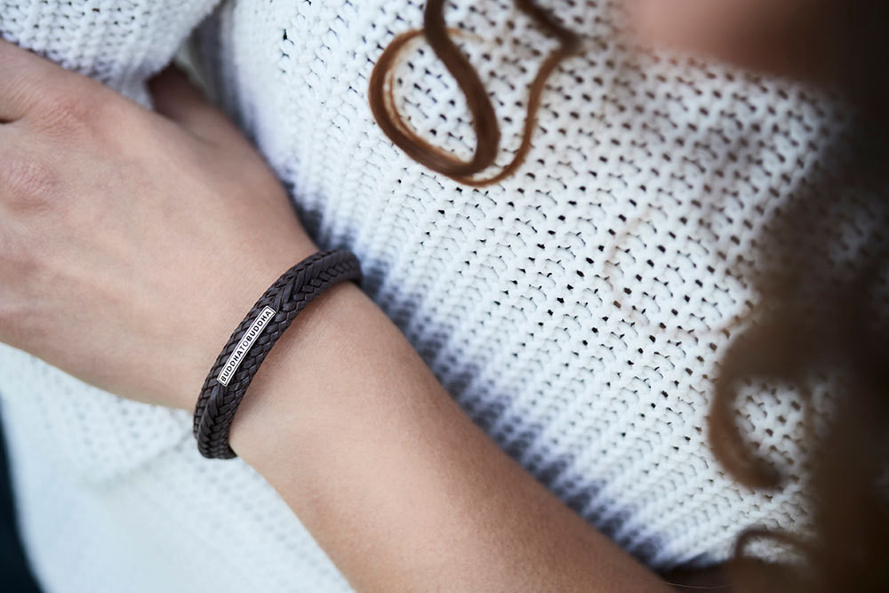 buddha-to-buddha-816br-nurul-leren-schakelarmband-met-gevlochten-structuur-en-zilverkleurige-metalen-accenten
