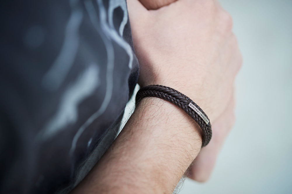 buddha-to-buddha-816br-nurul-leren-schakelarmband-met-gevlochten-structuur-en-zilverkleurige-metalen-accenten