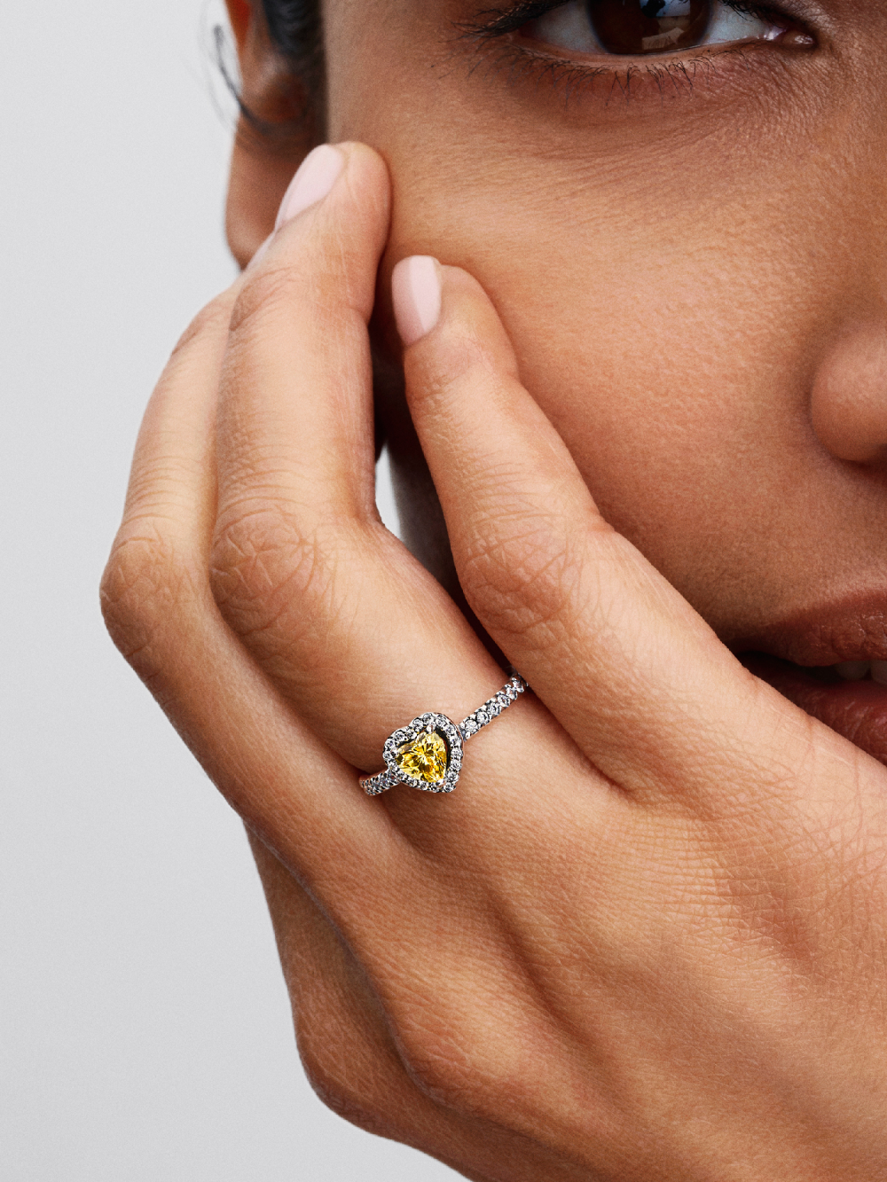 pandora-timeless-198421c06-gele-hartjes-ring-van-zilver-met-zirkonia-band