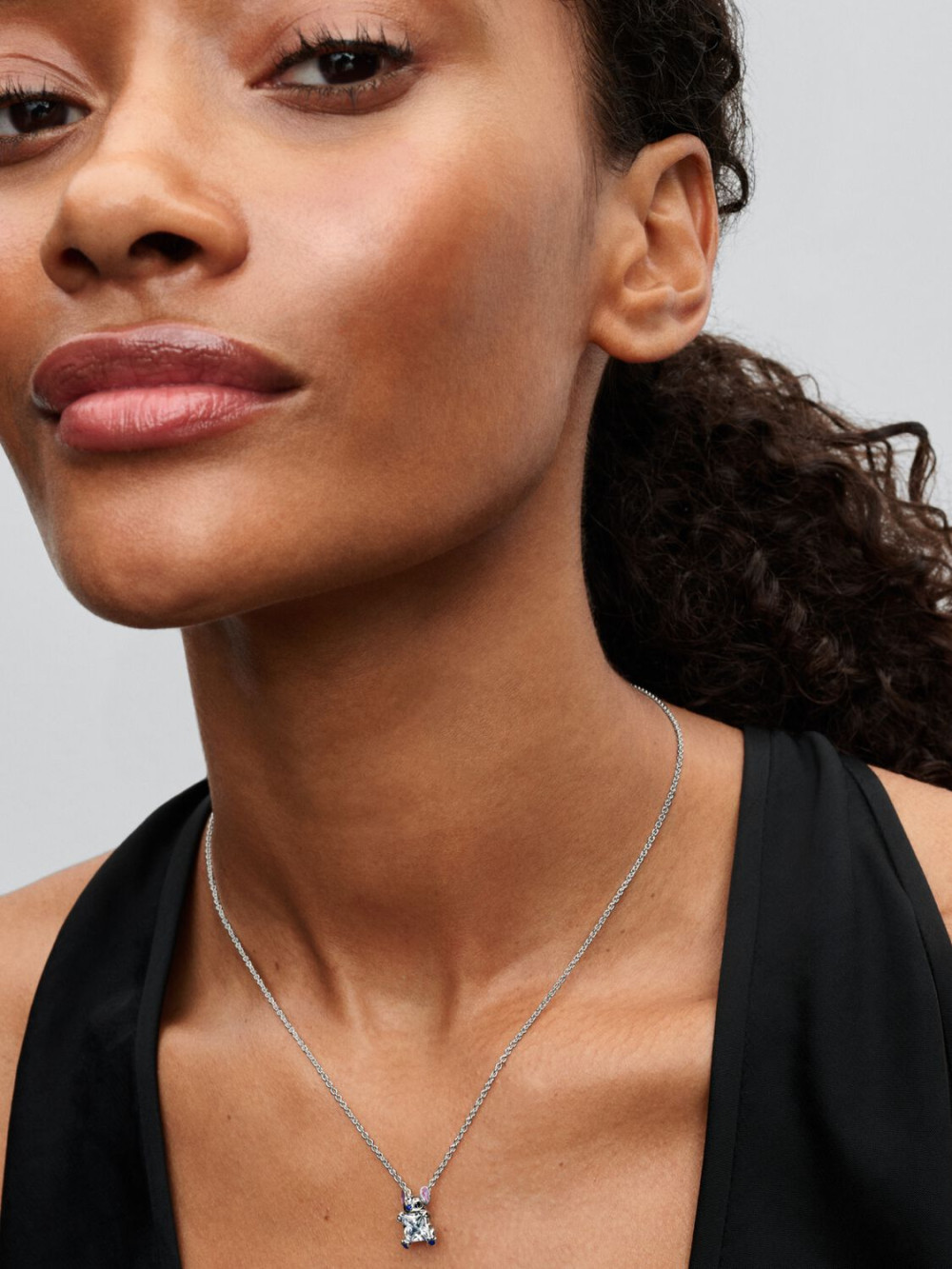 pandora-disney-393743c01-45-ketting-met-stitch-in-blauwe-emaille-en-zirkonia-lengte-45-cm