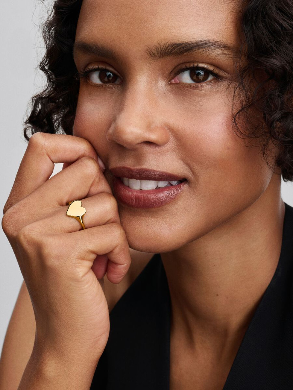 pandora-moments-163988c00-goudkleurige-zegelring-met-hartje-van-11-5-mm