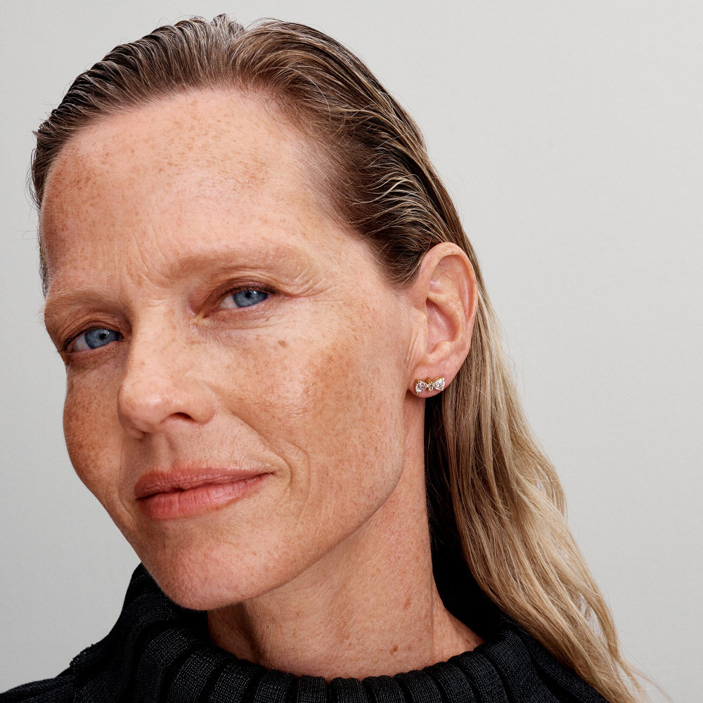 pandora-timeless-263507c01-gold-plated-strikjes-oorknopjes-met-zirkonia