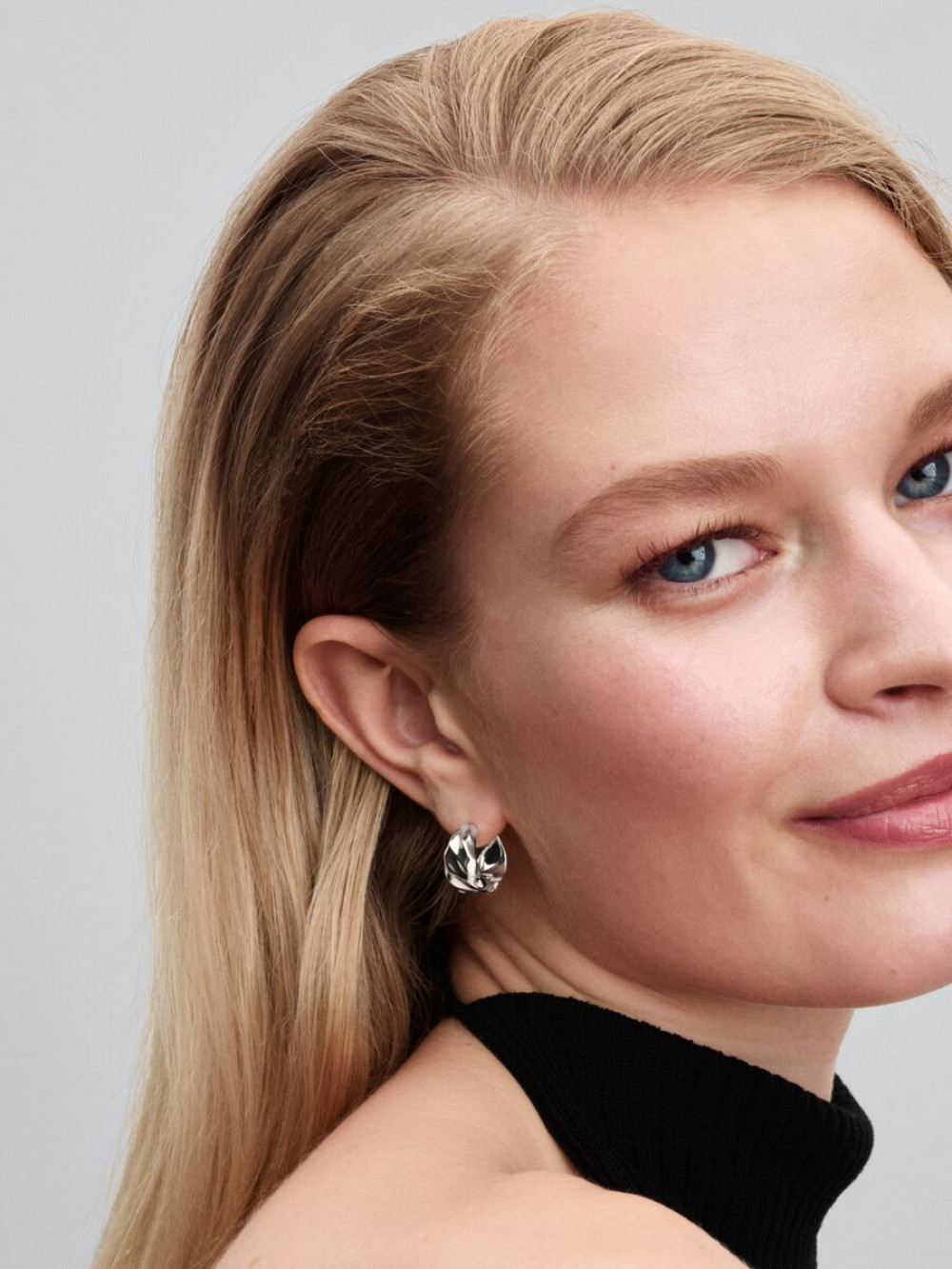 pandora-essence-293874c00-zilveren-oorringen-met-golvend-design-hoogte-16-mm