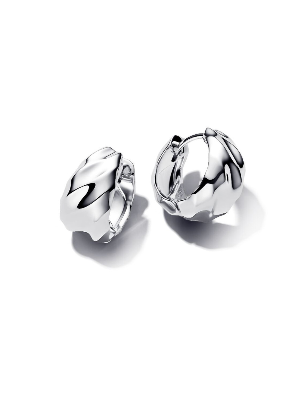 pandora-essence-293874c00-zilveren-oorringen-met-golvend-design-hoogte-16-mm