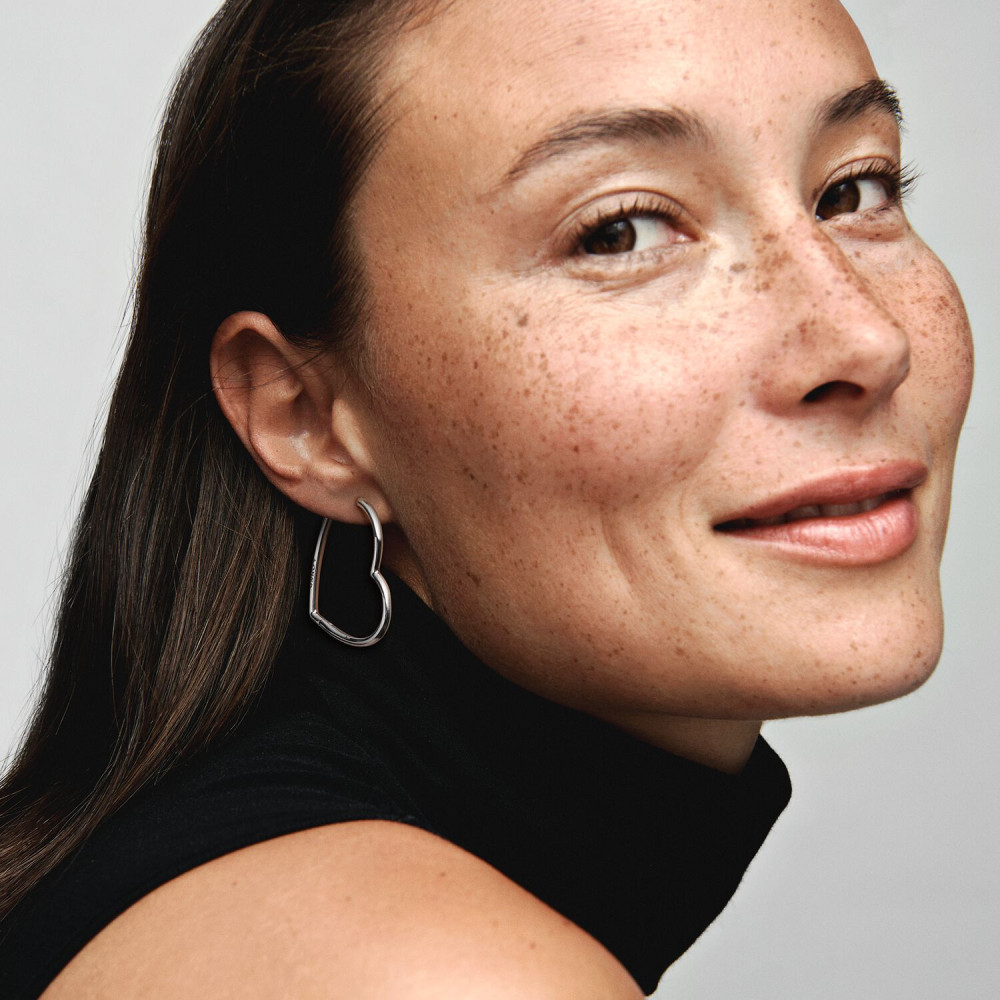 pandora-moments-297822-hartvormige-zilveren-oorringen-diameter-30-mm