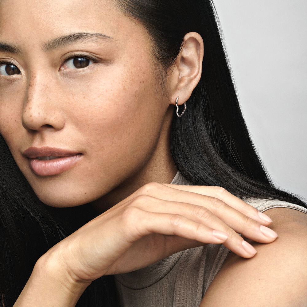 pandora-moments-298307c00-assymetrische-hart-oorringen-zilver-diameter-18-mm