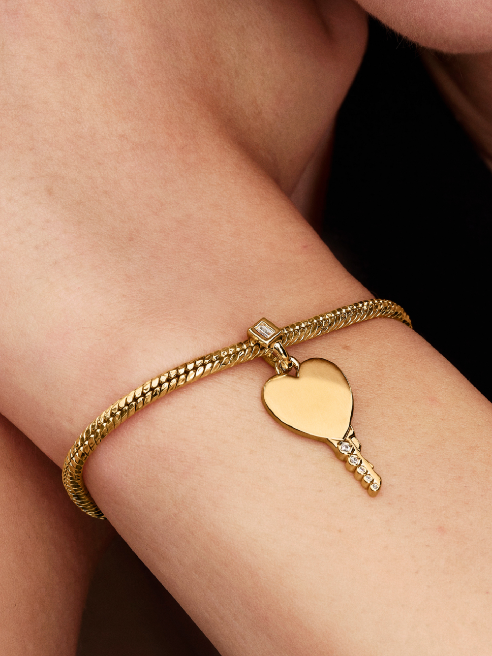 pandora-moments-364353c01-hangende-sleutel-bedel-goudkleurig-hartje-graveerbaar