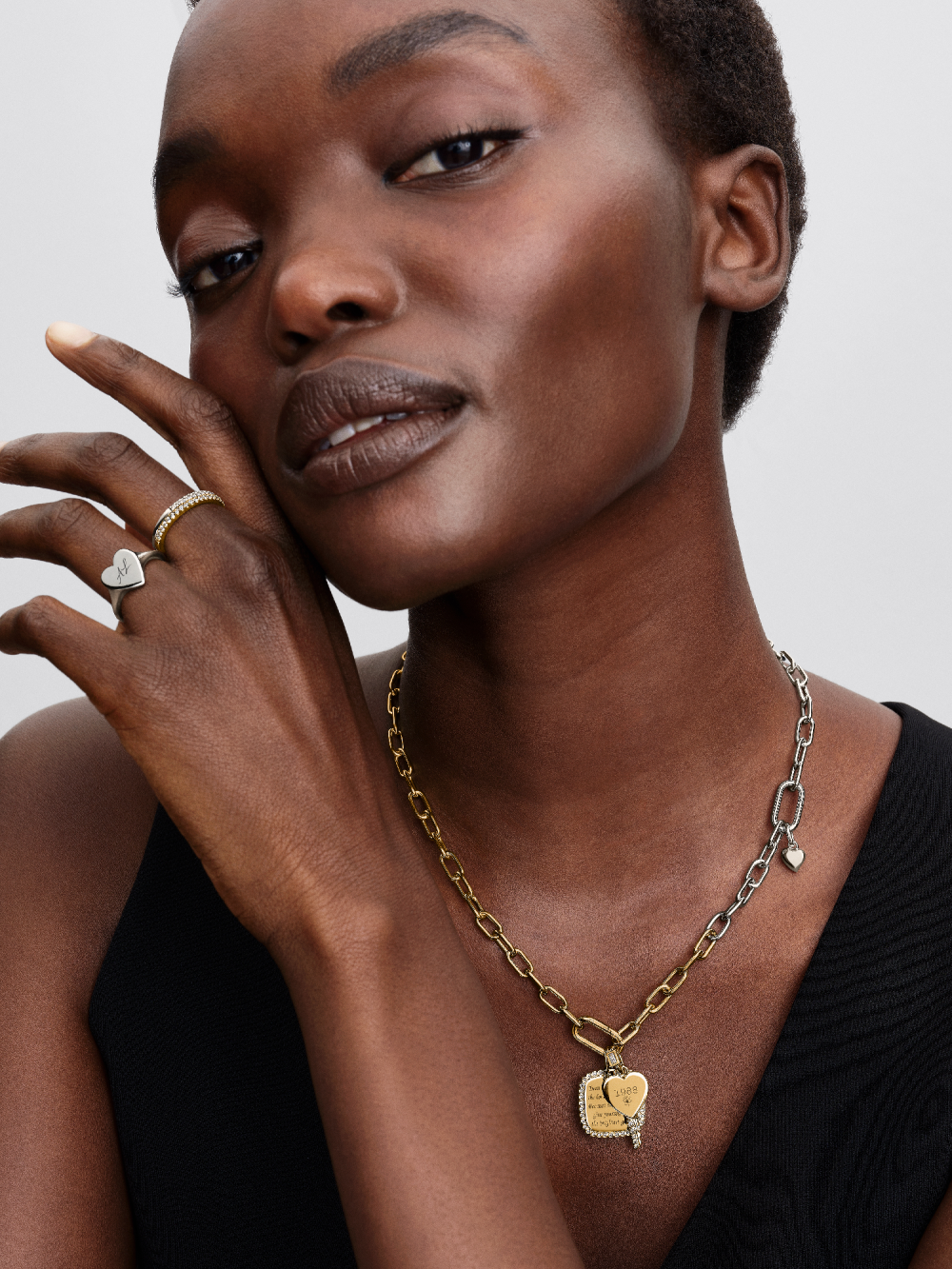 pandora-moments-364353c01-hangende-sleutel-bedel-goudkleurig-hartje-graveerbaar