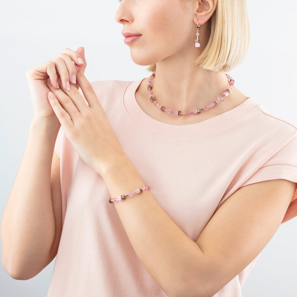 coeur-de-lion-4020-30-1920-geocube-goudkleurige-schakelarmband-met-roze-kristallen-en-kubusvormig-patroon