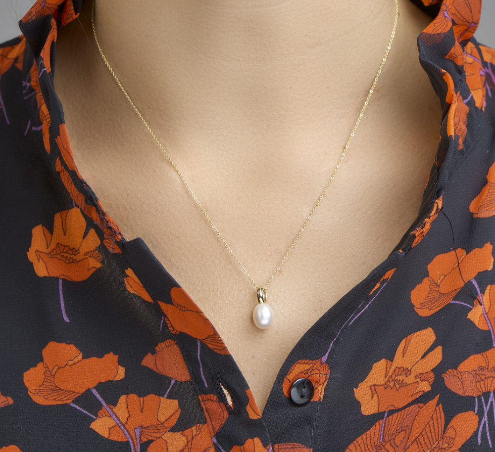 mooie-gouden-hanger-met-witte-ovale-parel-van-10-mm-x-7-5-mm