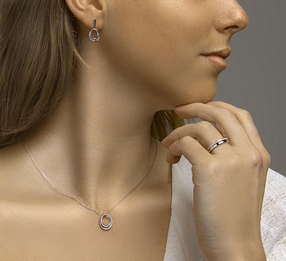 witgouden-geometrische-hanger-met-drie-diamanten-breedte-12-mm