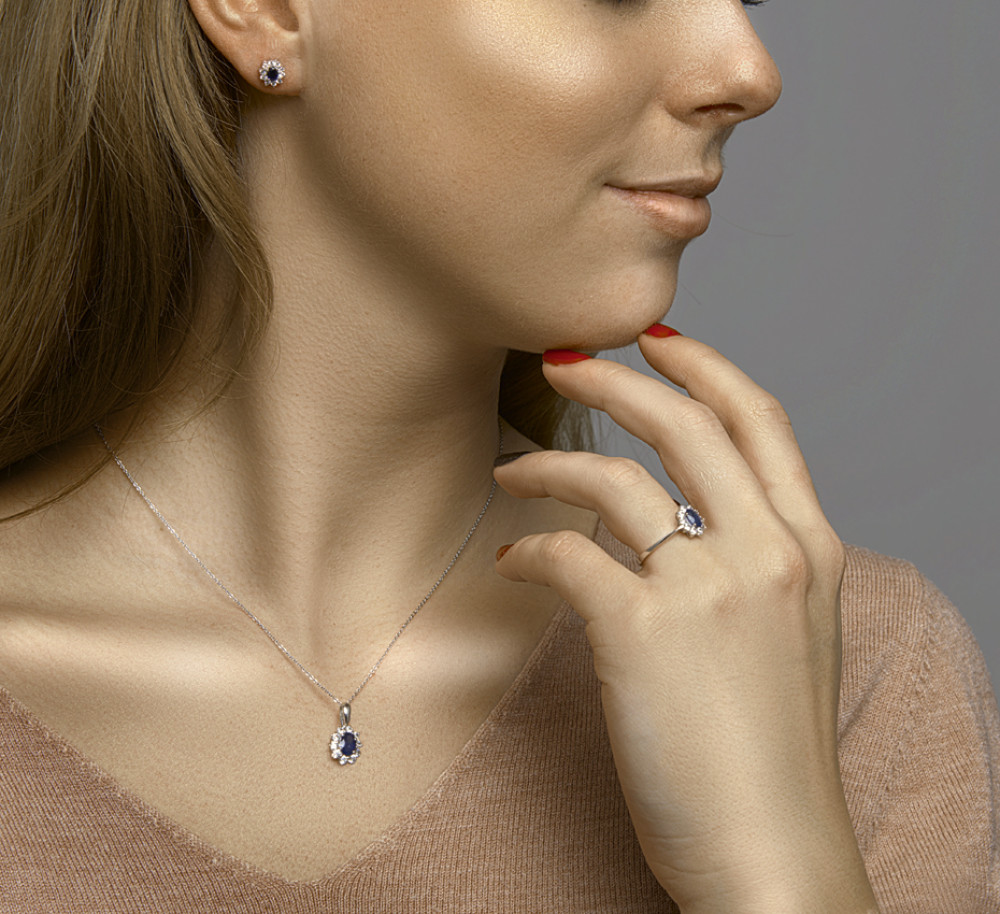 witgouden-hanger-met-ovale-saffier-en-zirkonia-halo-hoogte-10-5-mm