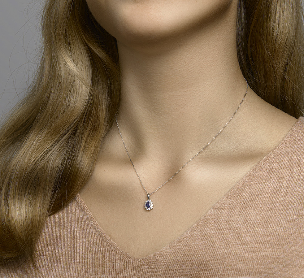 witgouden-hanger-met-ovale-saffier-en-zirkonia-halo-hoogte-10-5-mm