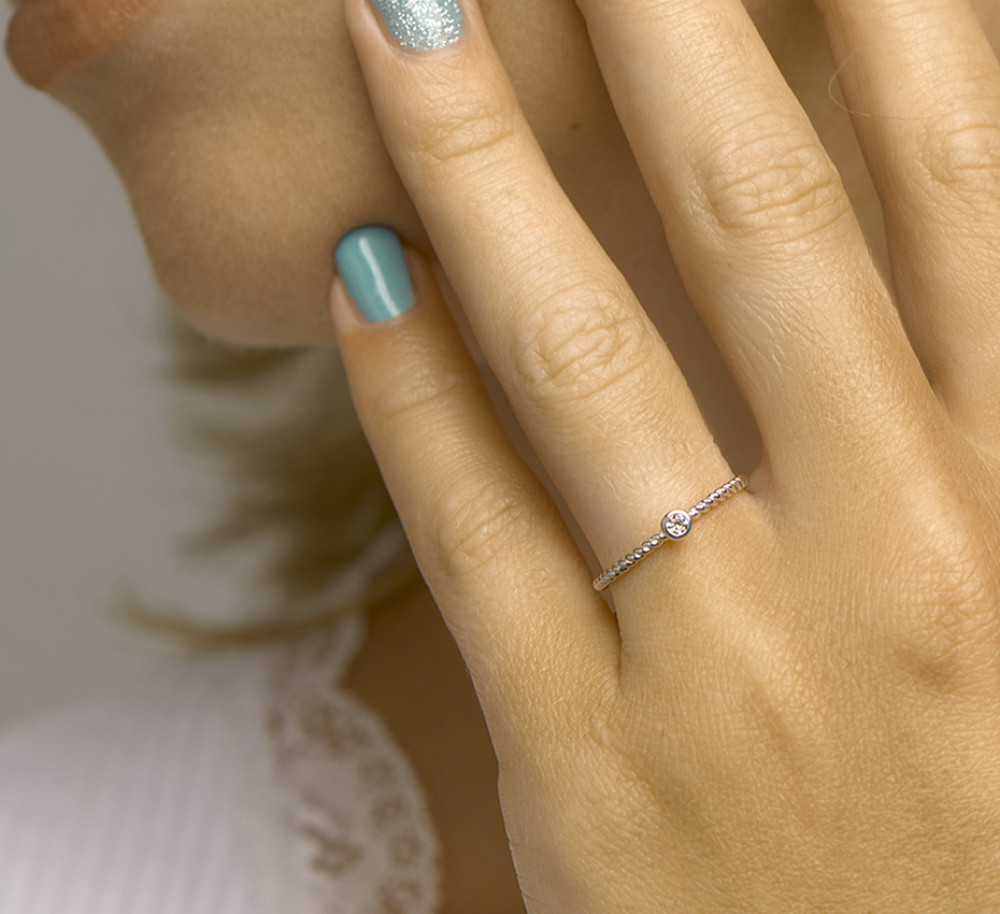 witgouden-ring-met-gedraaid-koorddesign-en-solitaire-zirkonia