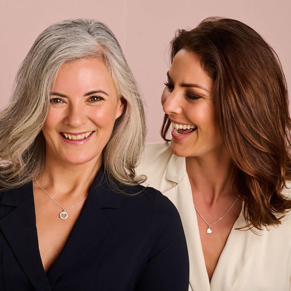 twee-zilveren-hartjes-hangers-voor-moeder-en-dochter