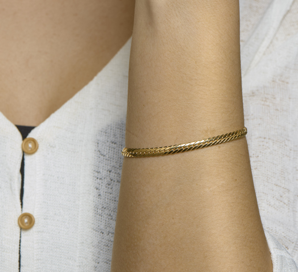 goudkleurige-vossenstaart-armband-met-gevlochten-structuur