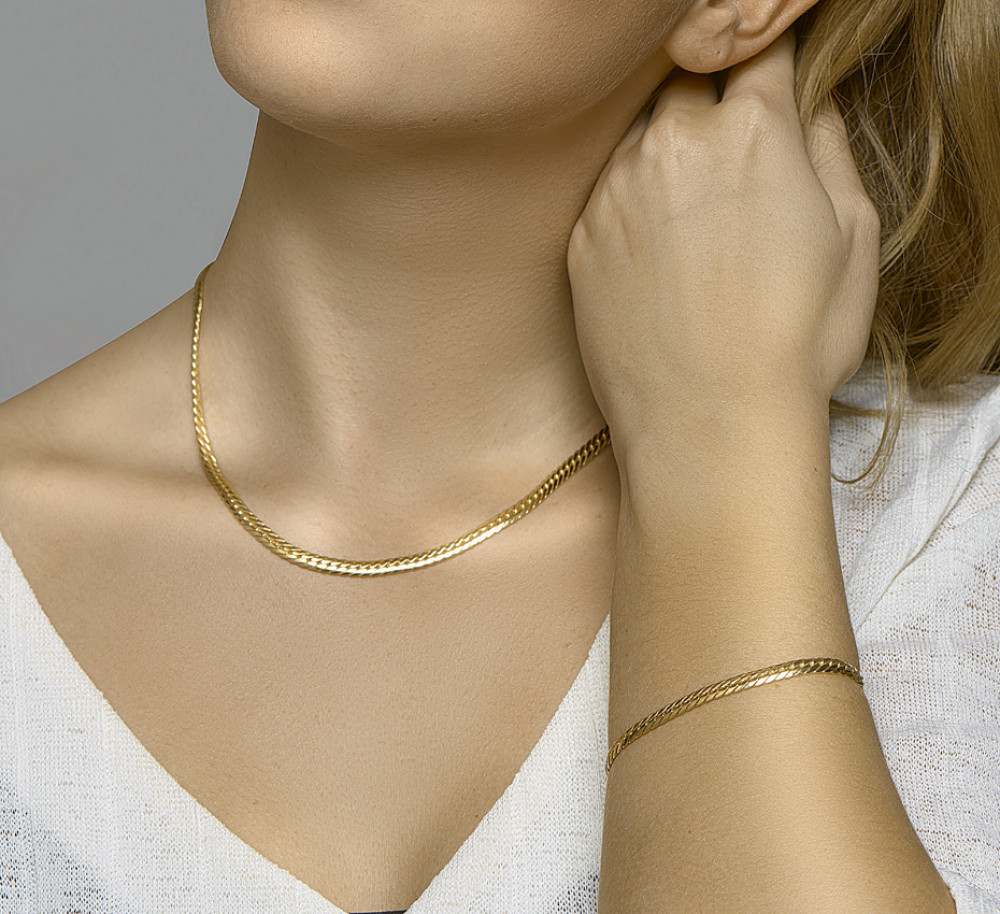 goudkleurige-vossenstaart-armband-met-gevlochten-structuur