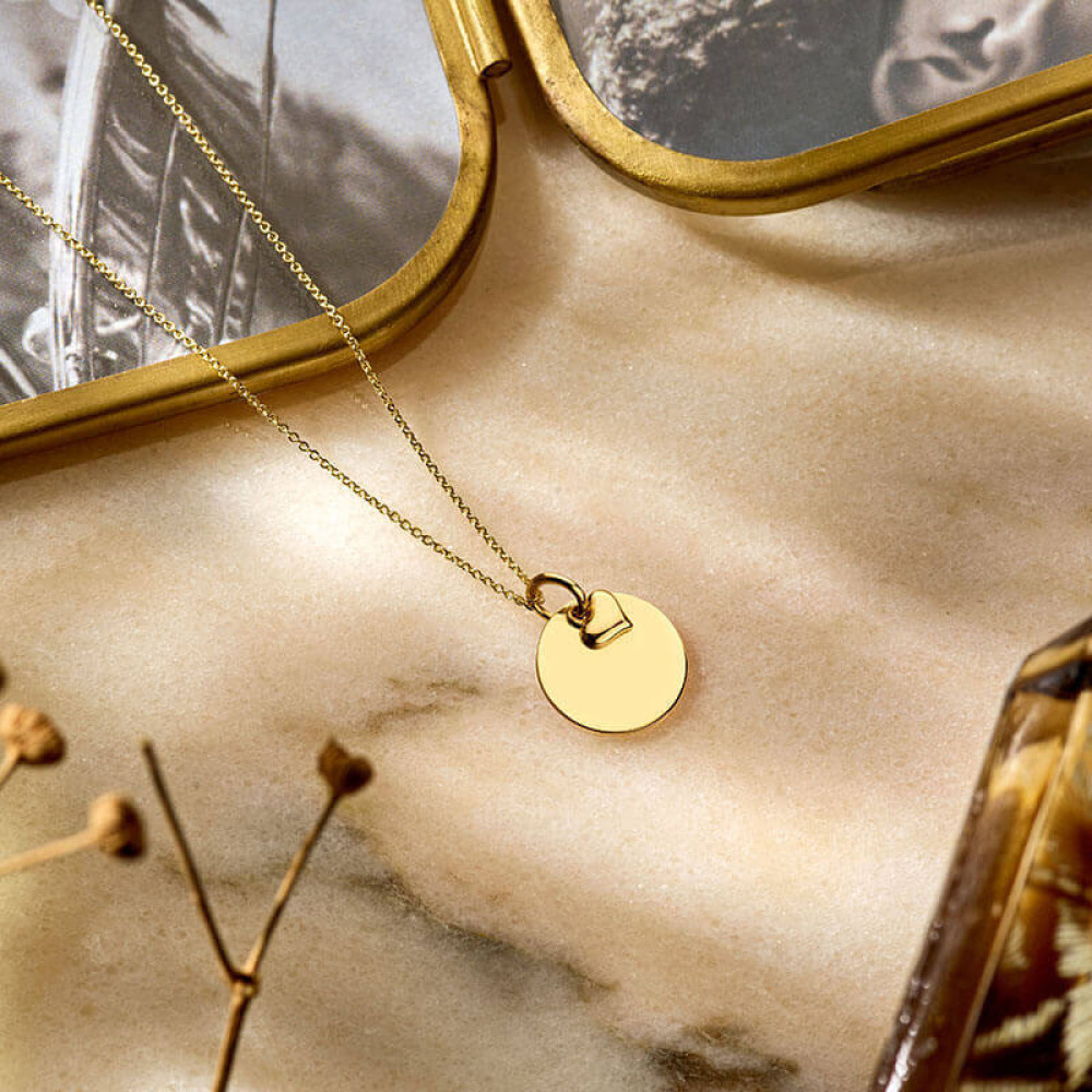 goudenronde-hanger-van-14-mm-hoog-met-subtiel-hartje-graveerbaar