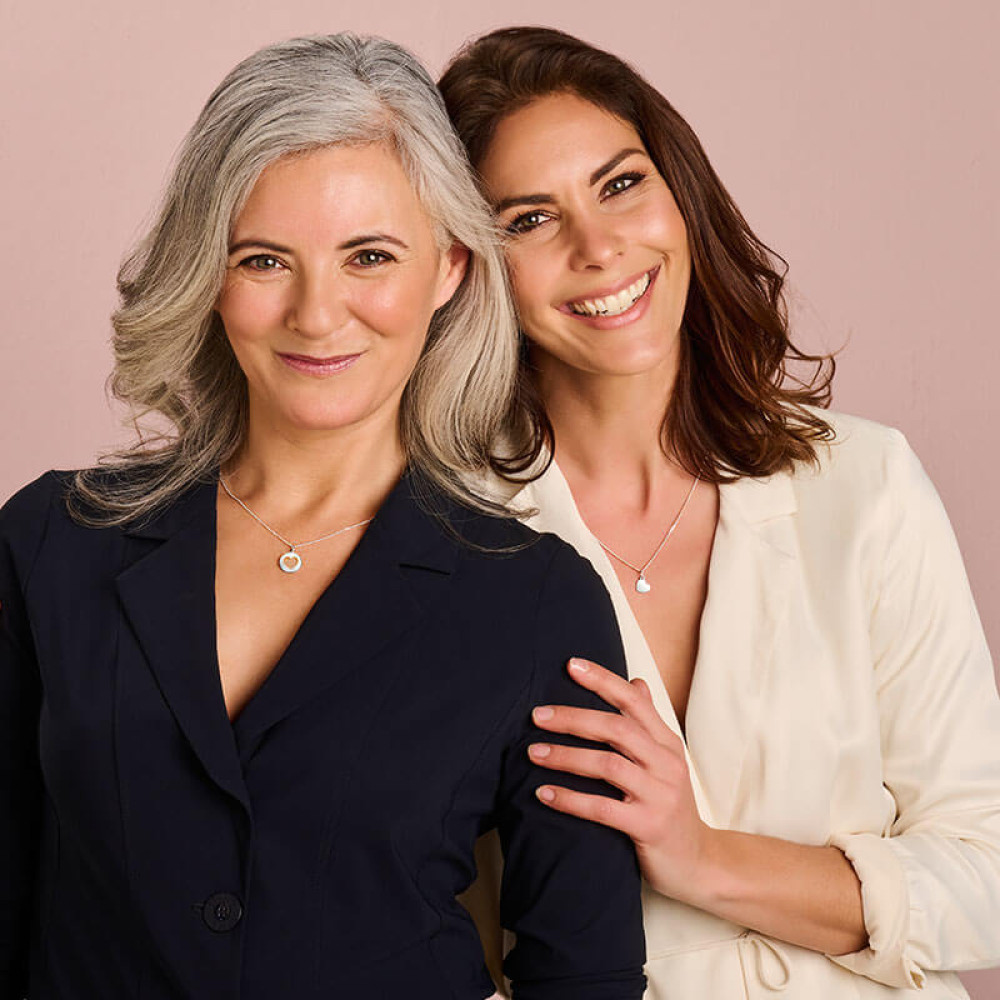 twee-zilveren-hartjes-hangers-voor-moeder-en-dochter