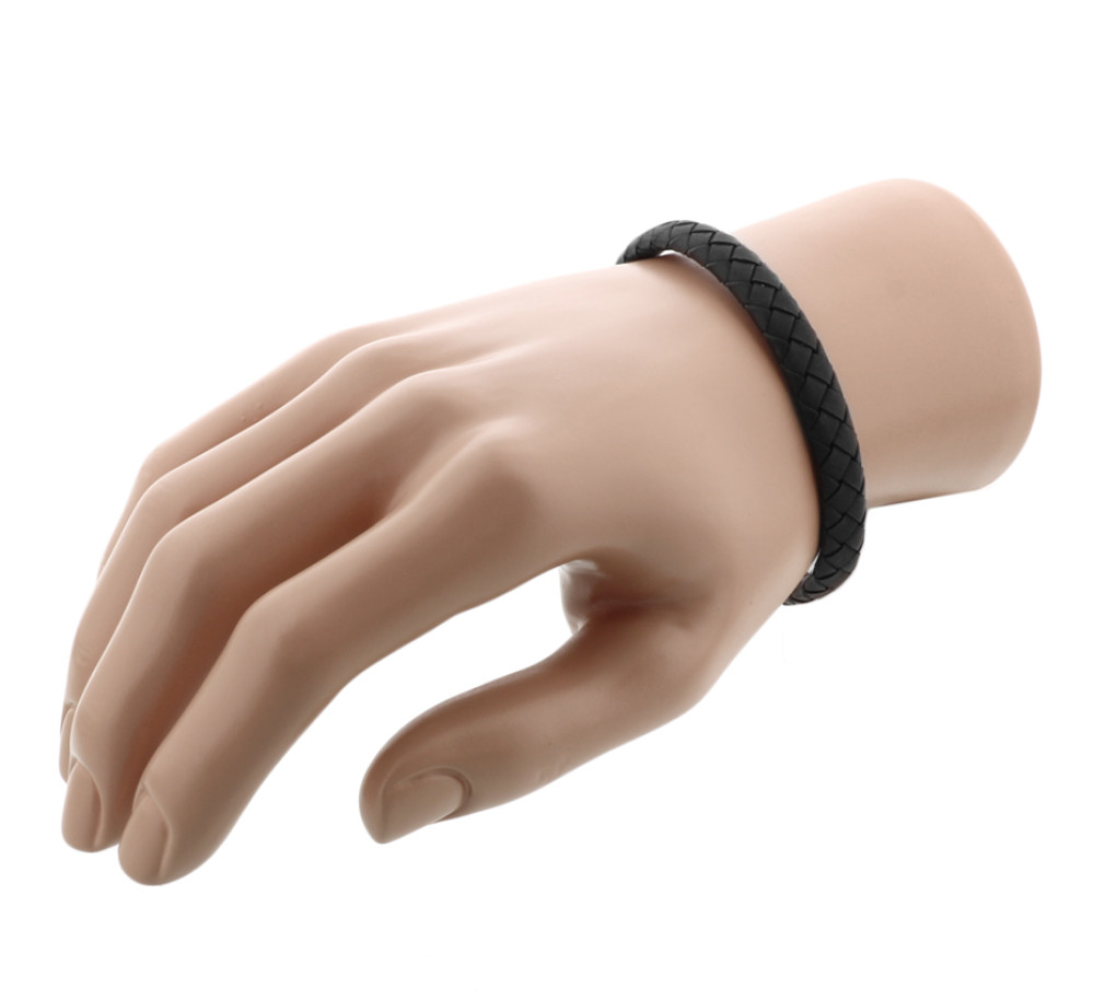 zwarte-leren-herenarmband-met-gevlochten-patroon-en-zilverkleurige-sluiting