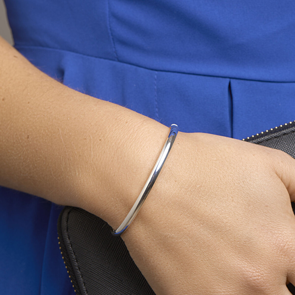 zilveren-bangle-met-glanzende-afwerking-en-ronde-buis-4-mm-breed-diameter-60-mm