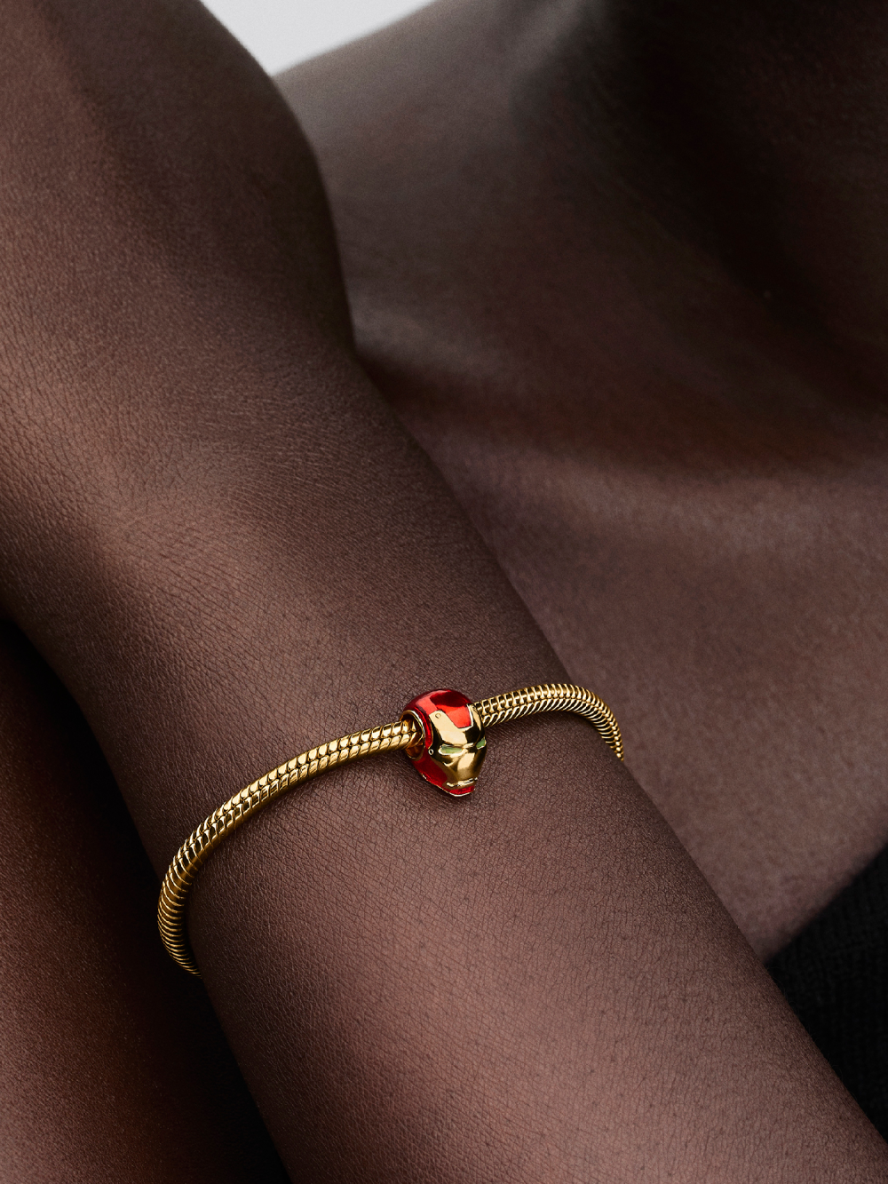 pandora-marvel-764213c01-iron-mans-helm-bedel-gold-plated-en-rode-emaille-1