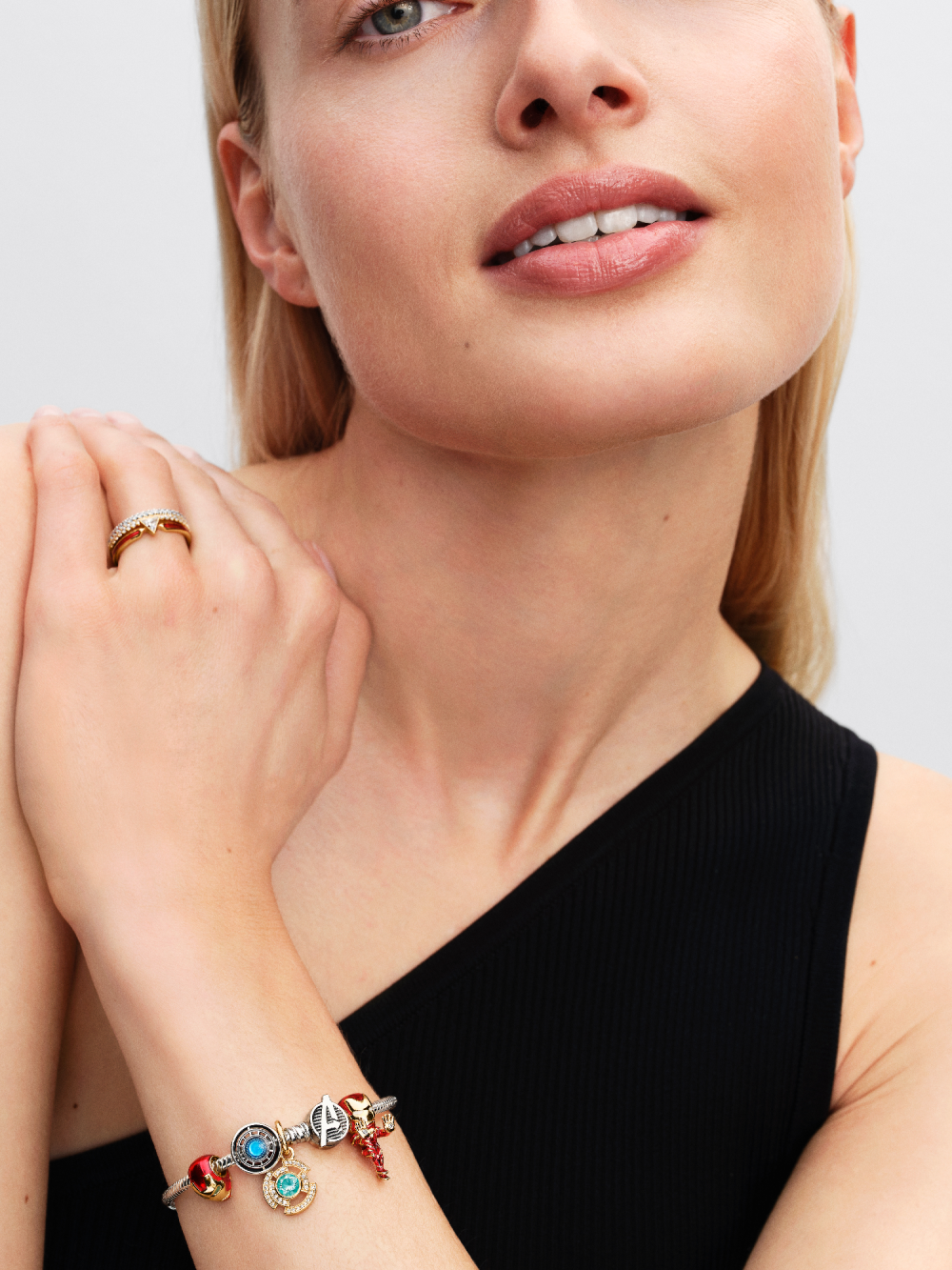 pandora-marvel-764213c01-iron-mans-helm-bedel-gold-plated-en-rode-emaille-1