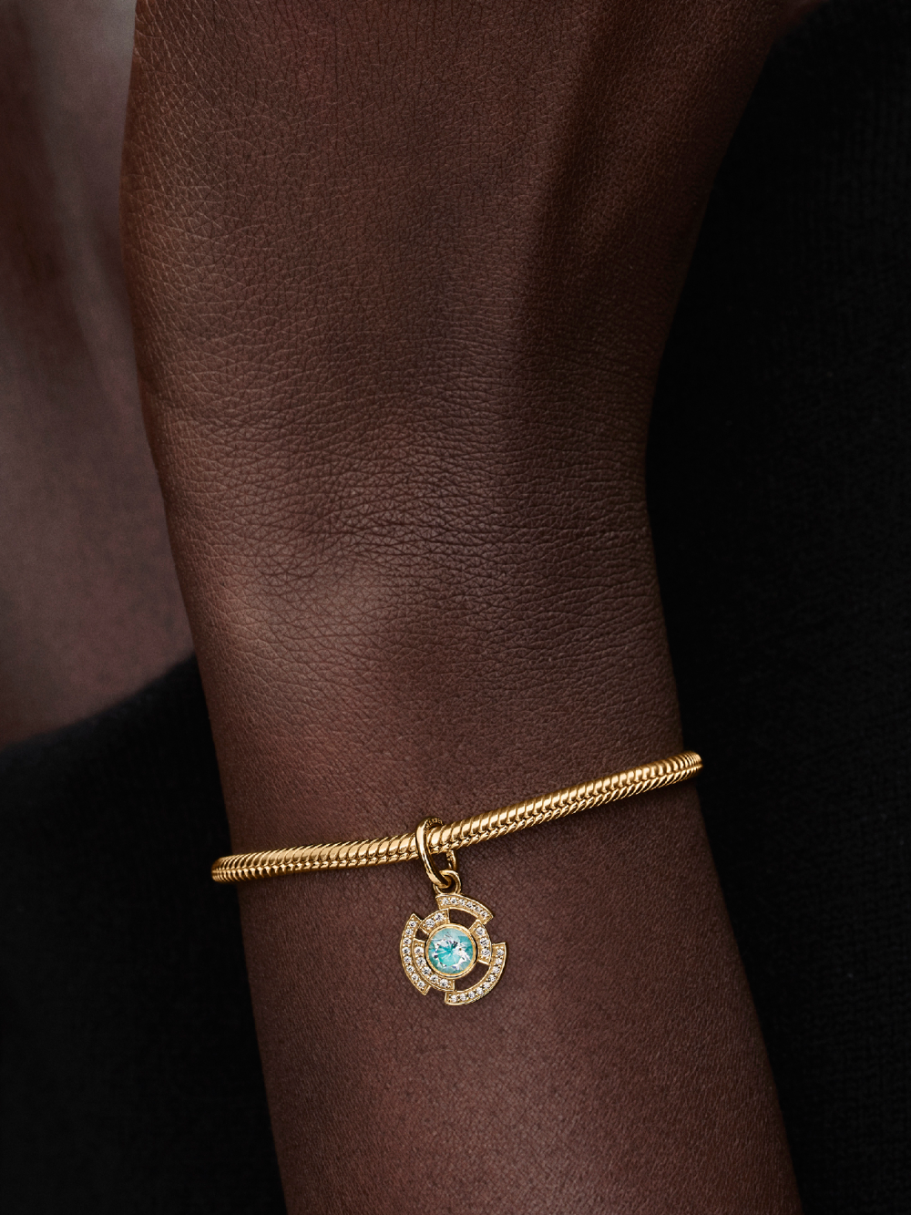 pandora-marvel-764216c01-iron-man-arc-reactor-hangende-bedel-goudkleurig-met-blauwe-zirkonia-1