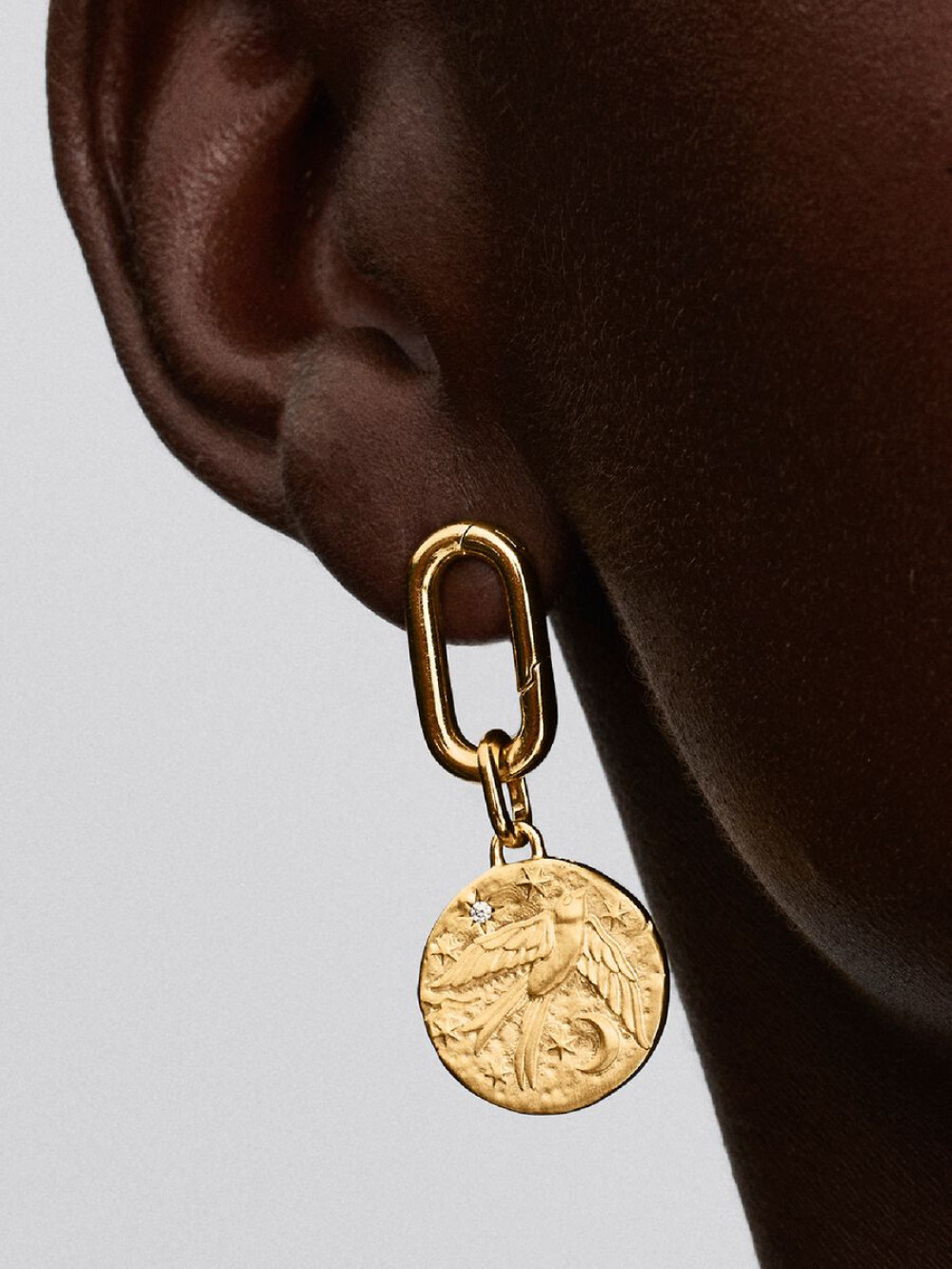 pandora-me-764082c01-medaillon-goudkleurig-met-zwaluw-maan-en-sterren