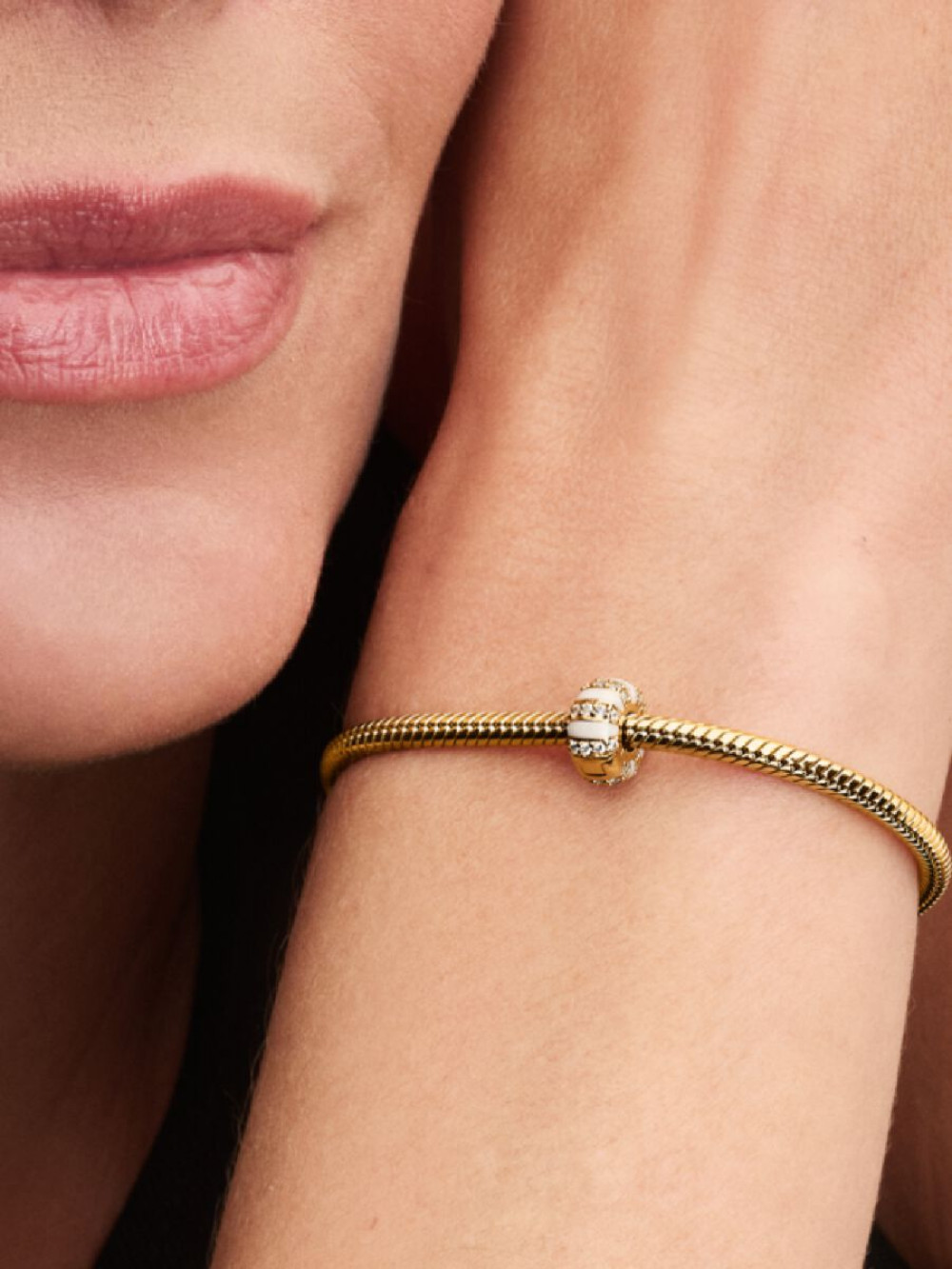 pandora-moments-763785c01-gold-plated-clip-bedel-met-witte-emaille-en-zirkonia