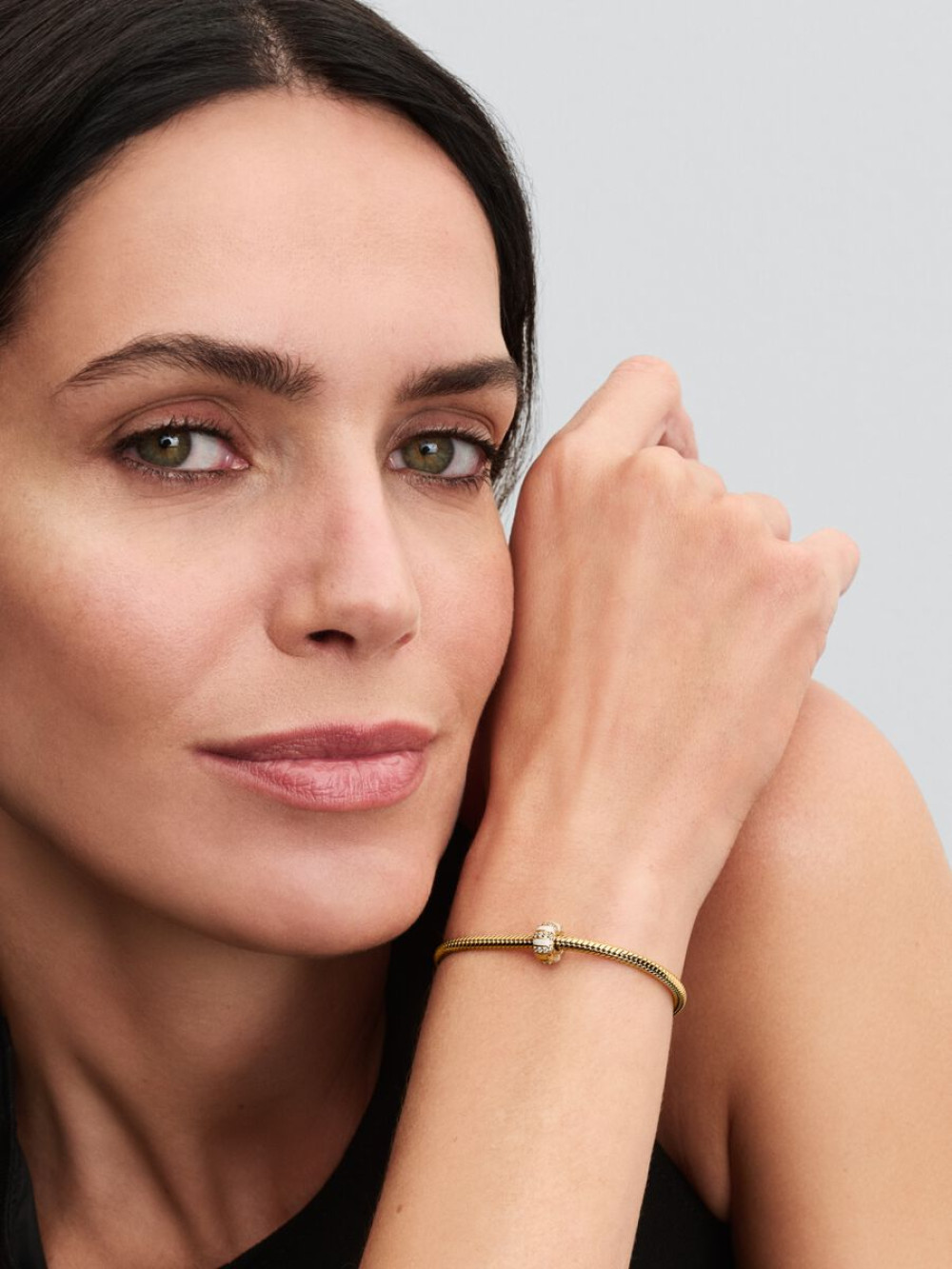 pandora-moments-763785c01-gold-plated-clip-bedel-met-witte-emaille-en-zirkonia