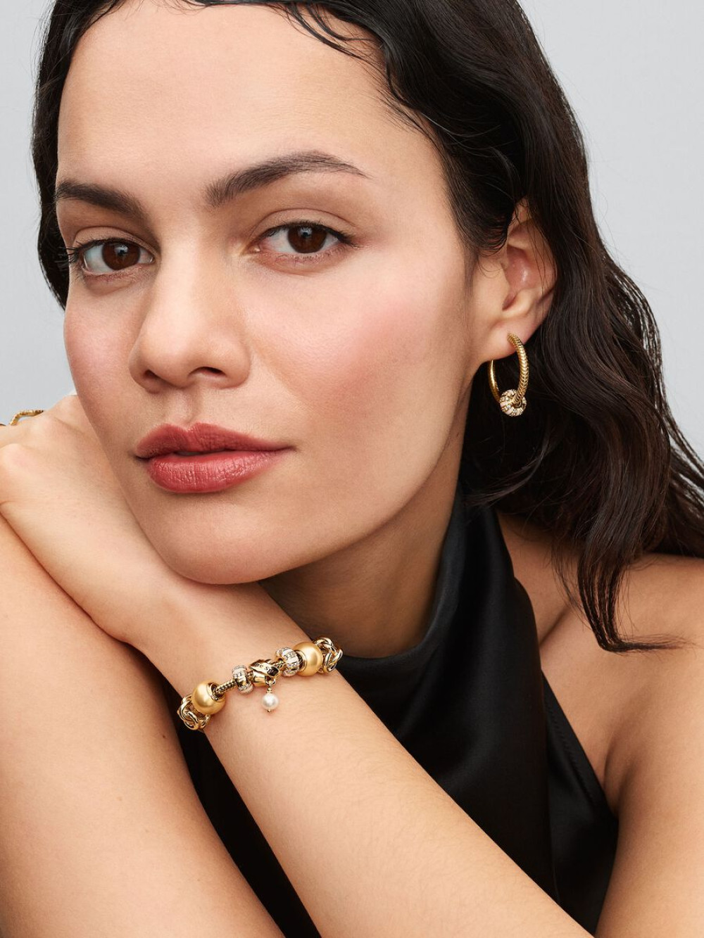 pandora-moments-763785c01-gold-plated-clip-bedel-met-witte-emaille-en-zirkonia