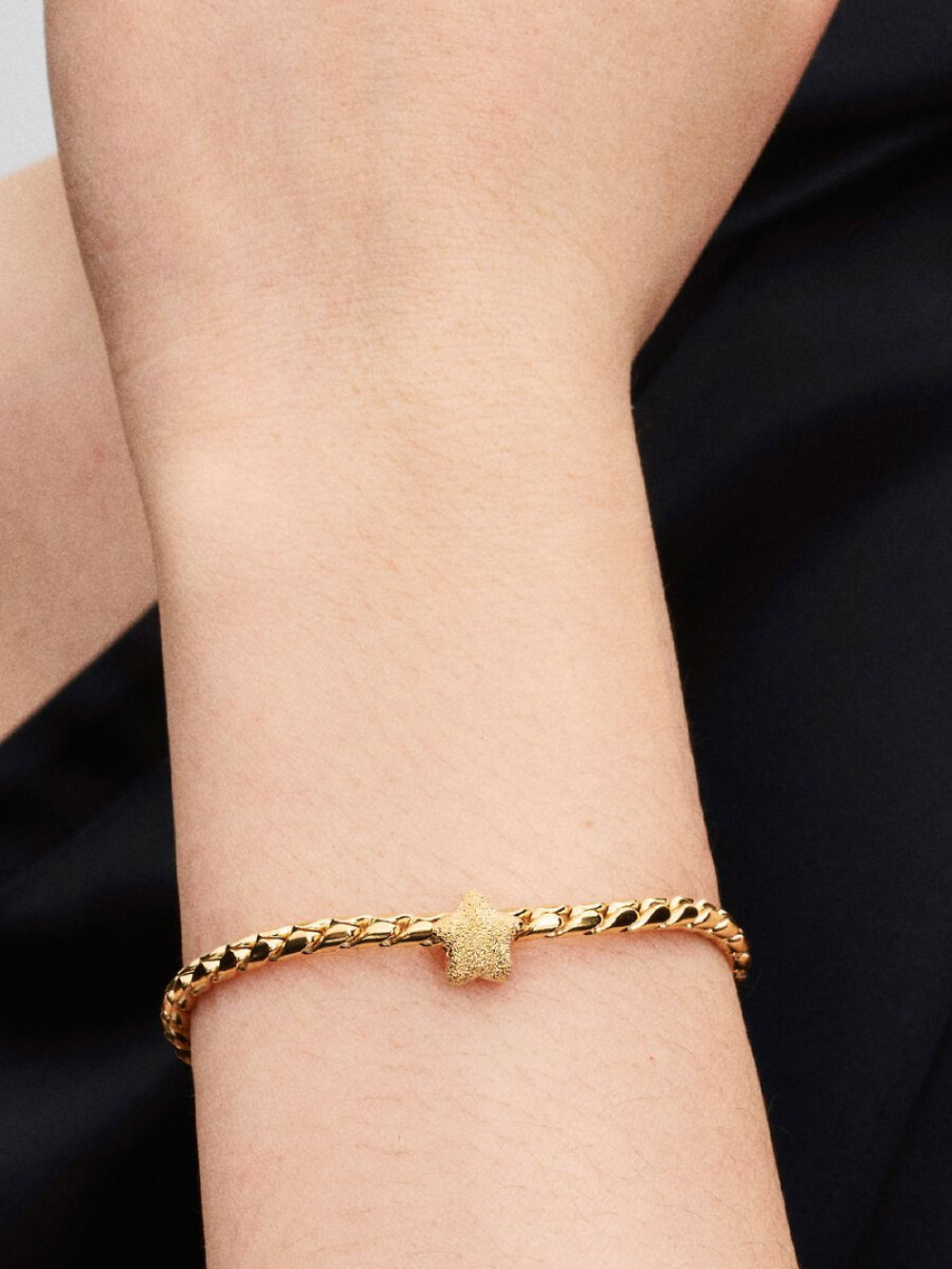 pandora-moments-764050c00-ster-bedel-met-goudkleurige-matte-plating