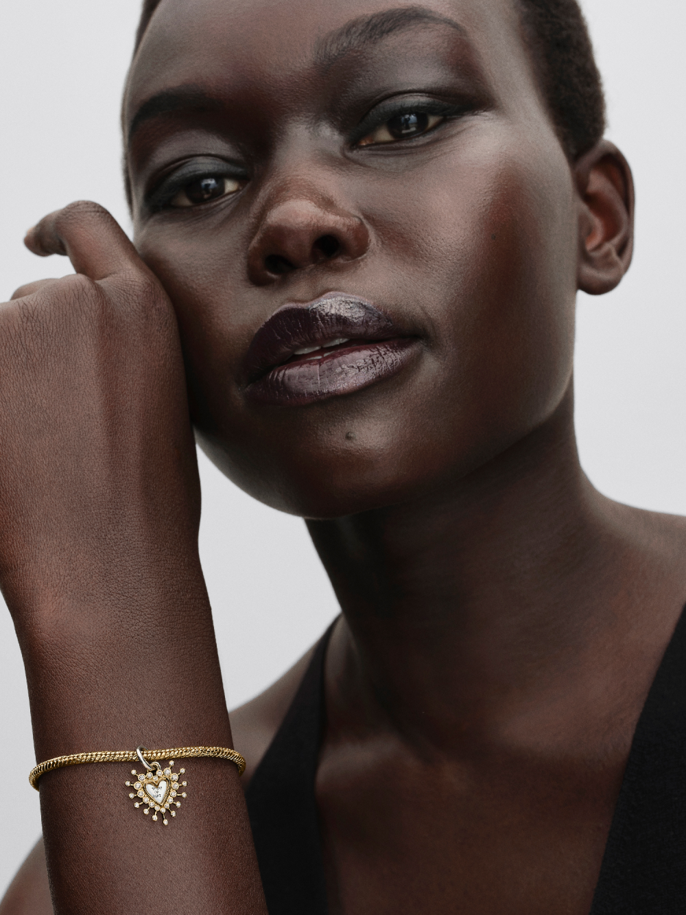 pandora-moments-764141c01-hartjes-hangende-bedel-zilver-met-goudkleurige-zonnestralen-1