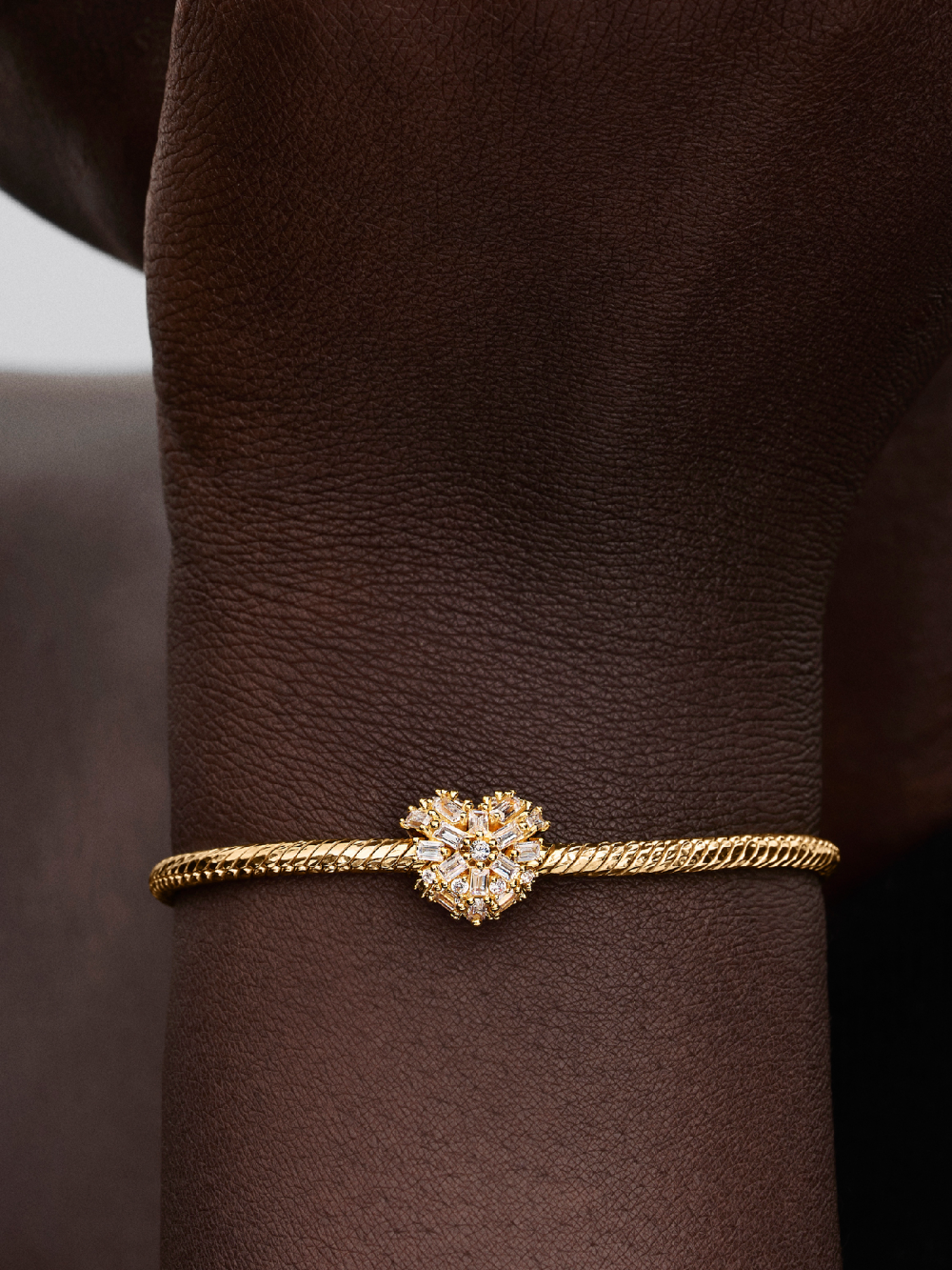 pandora-moments-764240c01-charm-met-goudkleurig-hart-en-zirkonia-stenen-1