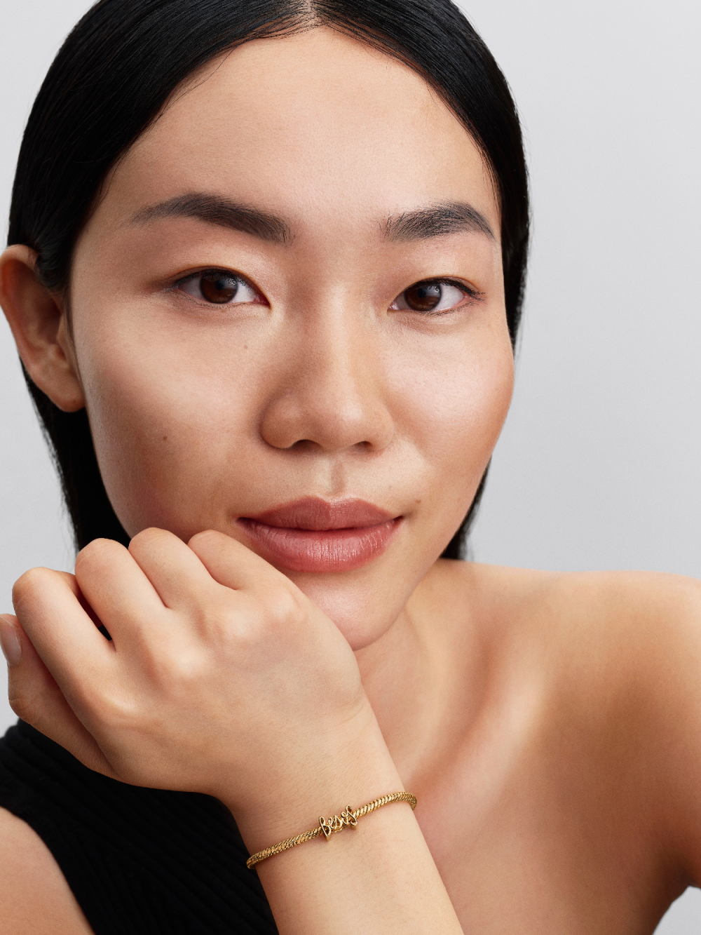 pandora-moments-764422c00-goudkleurige-bedel-met-besos-woord-7-mm-breed